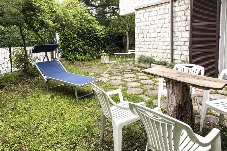 Holiday apartment with yard | Garden view — photo 4