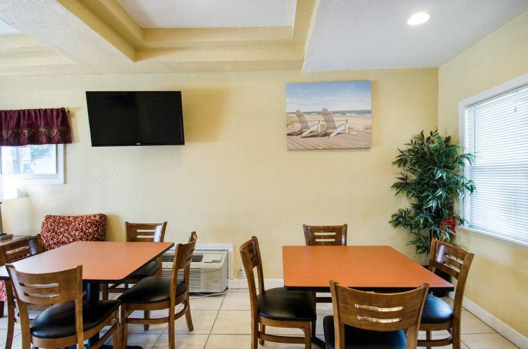 Econo Lodge West Yarmouth on Cape Cod — photo 5