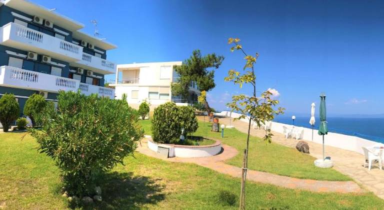 Holiday apartment with yard, BBQ & terrace — photo 4