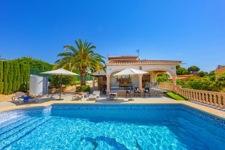 Villa with barbecue, terrace & yard in Alicante