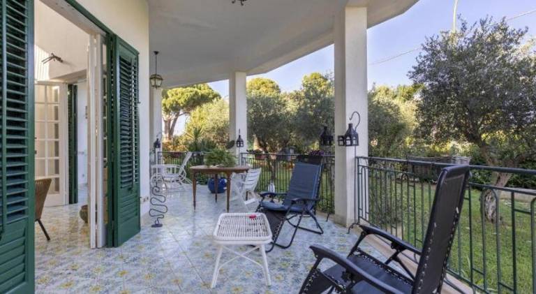 Villa with pool — photo 5