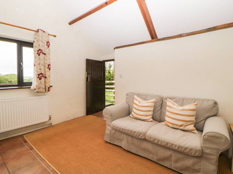 Cottage with garden — photo 3
