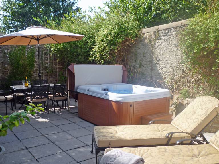 Cottage with hot tub, grill & garden | River view — photo 2