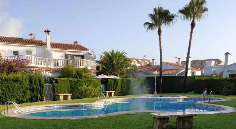 Fully equipped house with pool, yard & grill | Beach nearby | Dogs allowed — photo 3