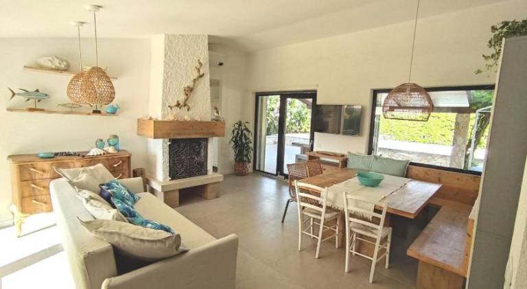Villa with pool — photo 4