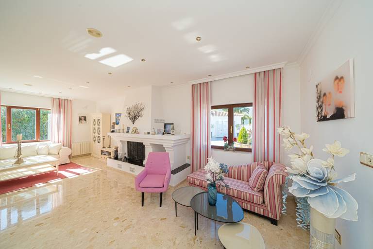 Family-friendly lovely villa with fast internet, private pool & hot tub | City view | Suitable for remote work | Pets are welcome — photo 4