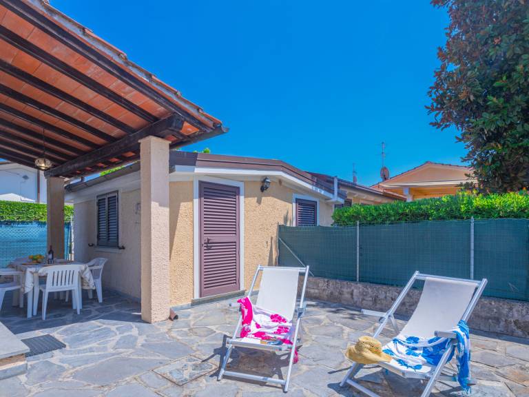 House with BBQ, garden & patio — photo 3