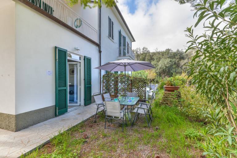 Holiday apartment with yard — photo 4