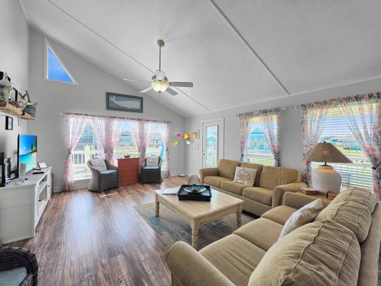 Vacation home with yard & grill | Beach view — photo 4