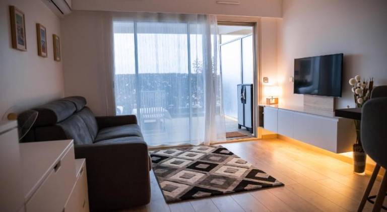 Fully equipped holiday apartment with patio, yard & private pool | Dogs allowed — photo 2