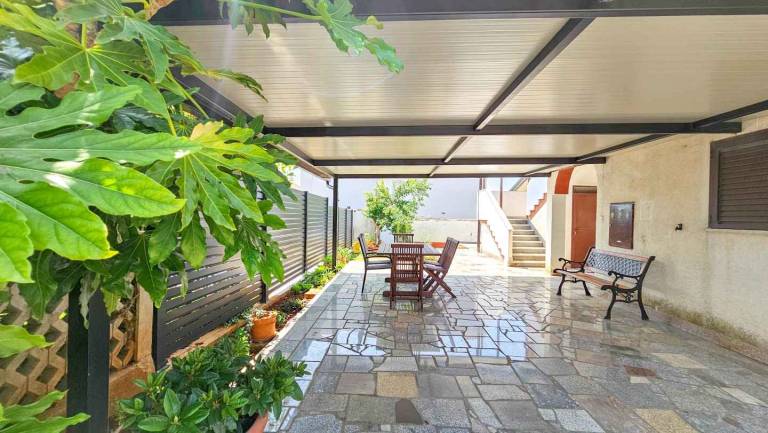 Rental apartment with garden & patio in Novigrad