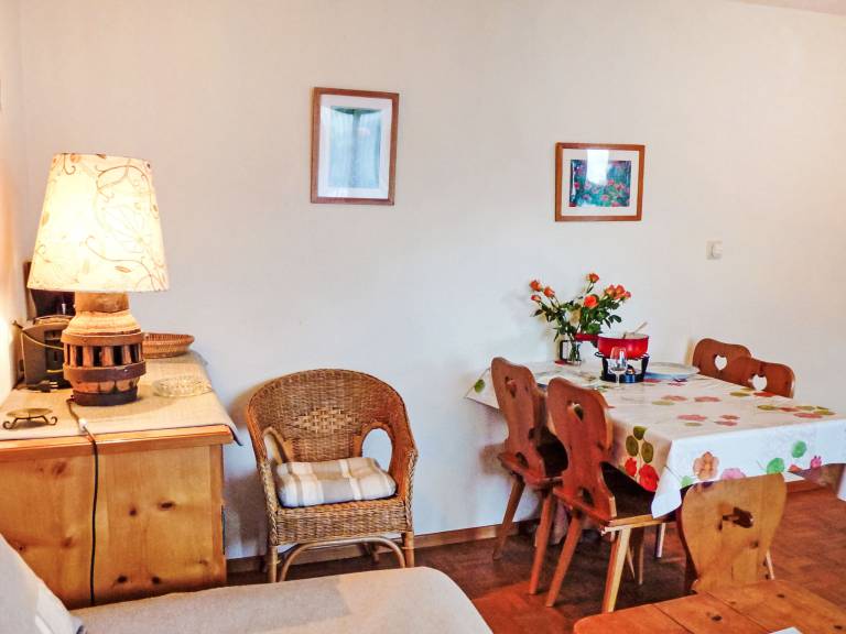 Apartment with yard & patio — photo 3