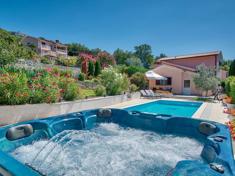 House with patio, grill & private pool — photo 3