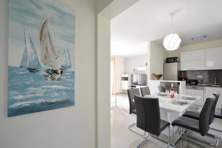 Fully equipped lovely holiday apartment with barbecue | Sea view | Pet-friendly in Okrug