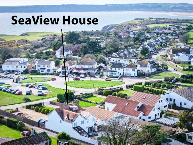 House with fast internet, hot tub & yard | Beach view — photo 3