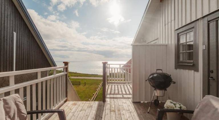 Beautiful serviced apartment with patio, BBQ & yard | Beach nearby | Pet-friendly — photo 2