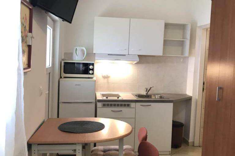 Rental apartment with patio & barbecue | Pet-friendly — photo 3