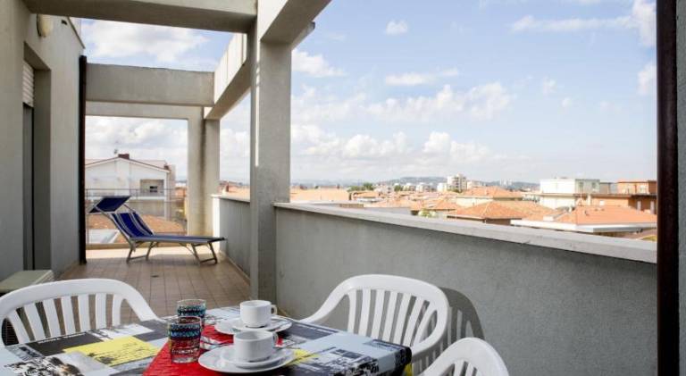 Serviced apartment with patio & garden — photo 2