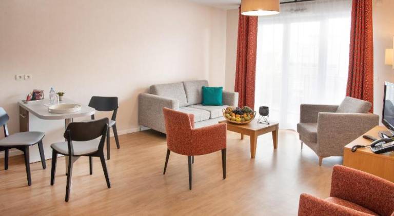 Nice serviced apartment with yard, pool & patio | Pet-friendly in Thiais