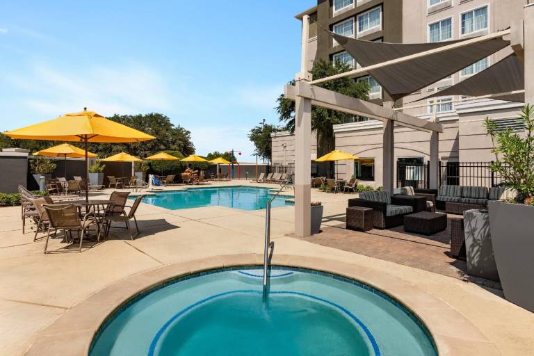 La Quinta Inn & Suites by Wyndham Arlington North 6 Flags Dr — photo 3