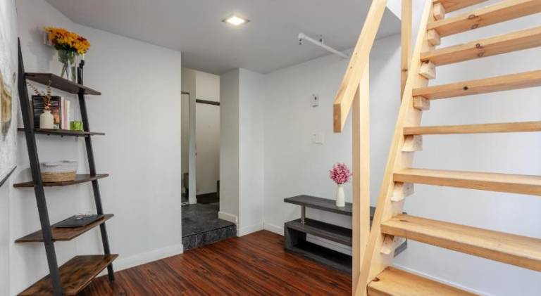 Spacious 1BDR Mezzanine on Bishop Central MTL — photo 4