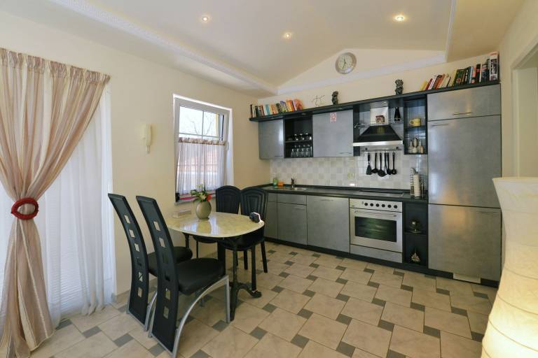 Family-friendly beautiful villa with hot tub, garden & barbecue | Pets allowed — photo 4