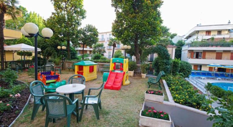 Serviced apartment with pool, jacuzzi & garden | Next to the beach | Pet-friendly — photo 5