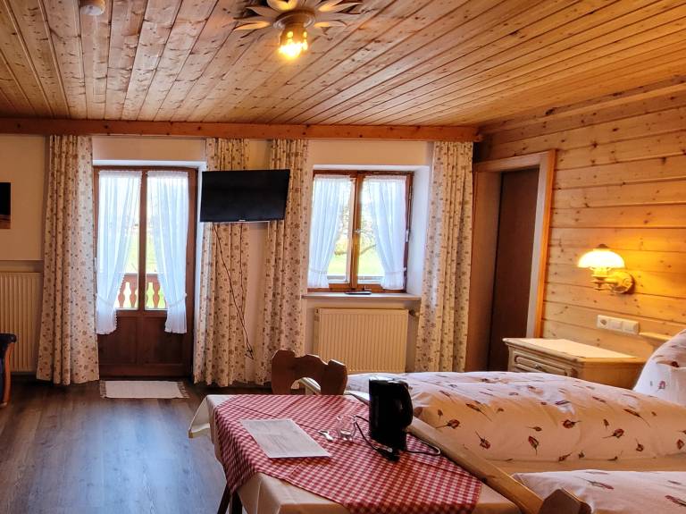 Doppelzimmer Nr 3 mit Dusche und WC und Balkon