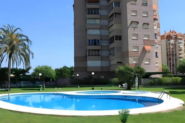 Holiday apartment with pool in Benidorm