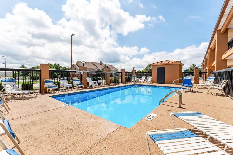 Quality Inn & Suites near Robins Air Force Base — photo 2
