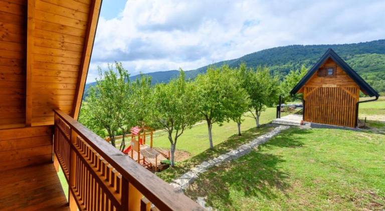 Chalet with hot tub — photo 4
