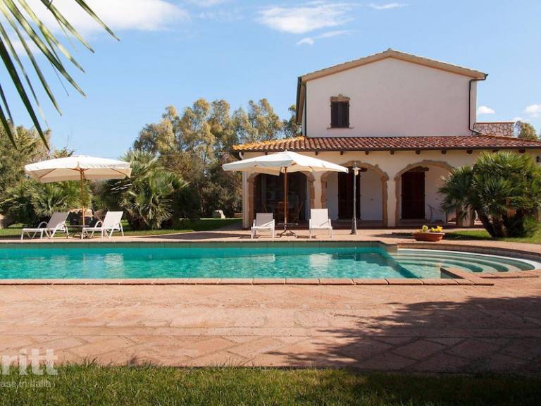 Vacation home with barbeque, patio & yard in Alghero
