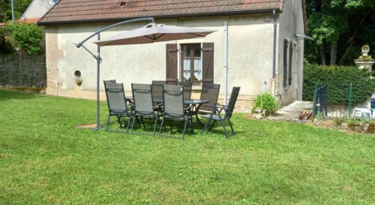 Fully equipped vacation home with yard, barbeque & patio | Pets are welcome — photo 3