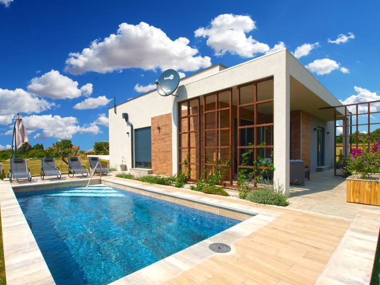 Vacation home with pool, patio & barbeque in Pula