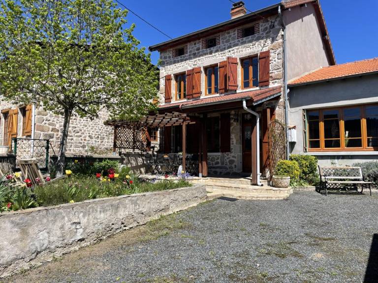 Gite with barbecue, terrace & yard — photo 2