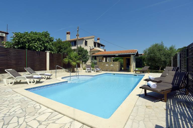 House with private pool, patio & barbeque — photo 3