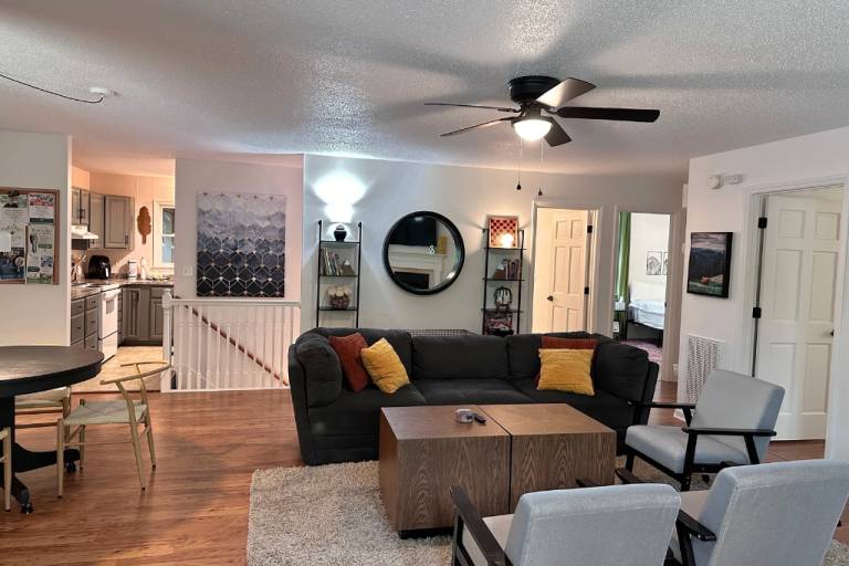 Vacation home with pool, hot tub & barbeque — photo 4