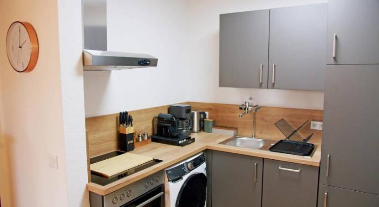 WESTERsuites - Purple - 1BR Zentral Balkon WLAN 3 Betten Waschtrockner — photo 4