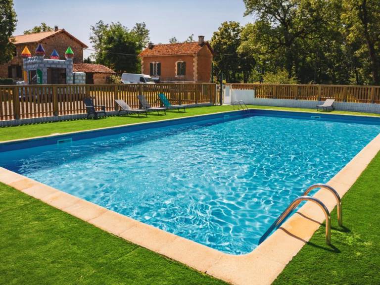 Wonderful house with heated pool, yard & terrace | Pool view | Dogs allowed — photo 2