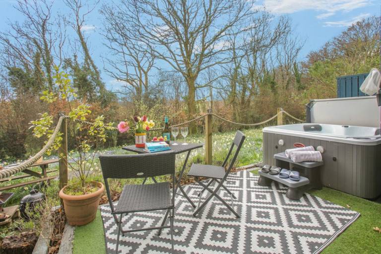 Cottage with jacuzzi & barbeque — photo 2