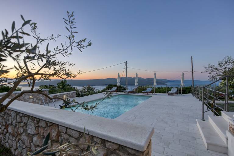 Villa with barbecue, garden & terrace | Water view — photo 3