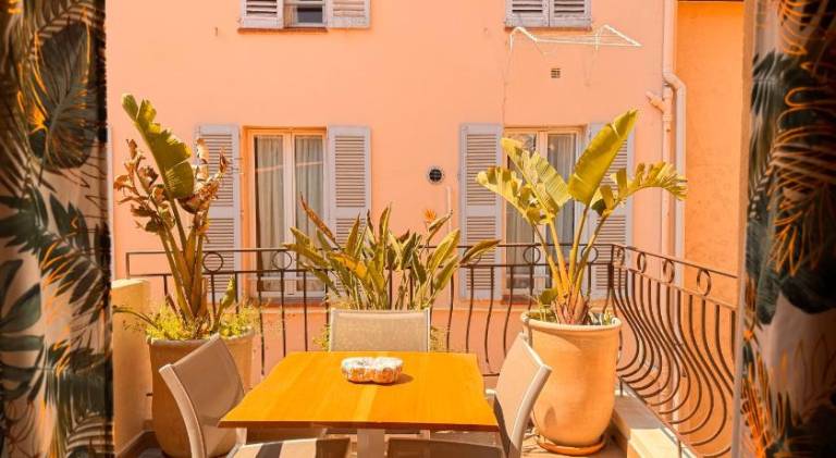 Apartment with patio | Next to the beach | Pets allowed in Cannes