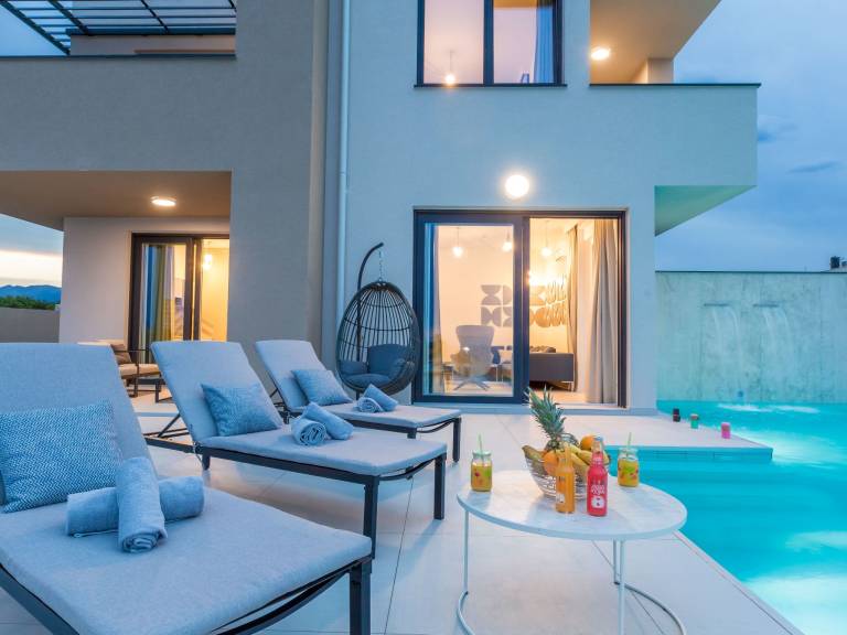 Fully equipped spacious vacation home with BBQ, yard & private pool | Pets are welcome — photo 3
