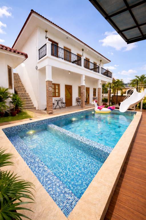 Chawee Pool Villa in Phetchaburi