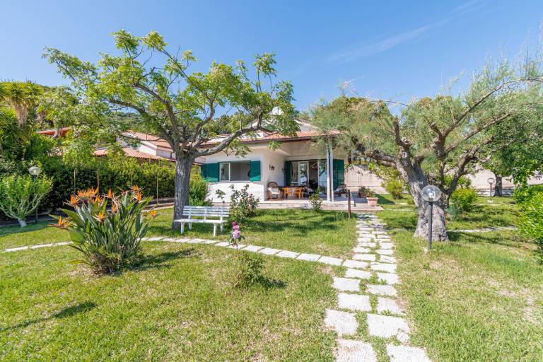 Family-oriented villa with barbecue, patio & garden | Pets allowed — photo 2