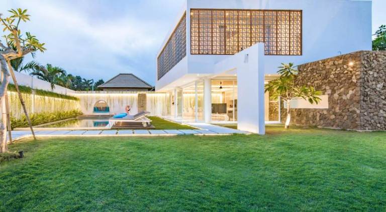 Villa with hot tub, grill & yard — photo 5