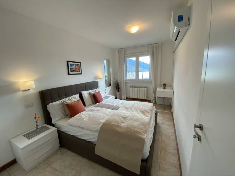 Apartment with garden, pool & barbecue | Lake view — photo 5