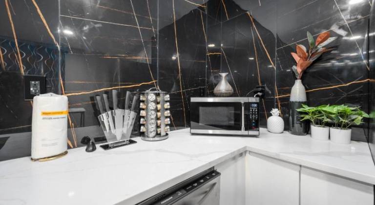 Holiday apartment | Next to Gerald D. Hines Waterwall Park — photo 5