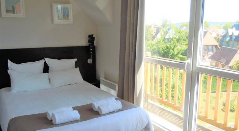 Serviced apartment with patio — photo 2