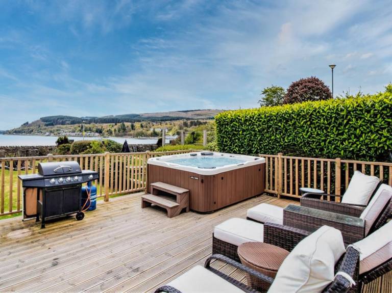 Cottage with garden, barbecue & sauna | Water view in Dunoon